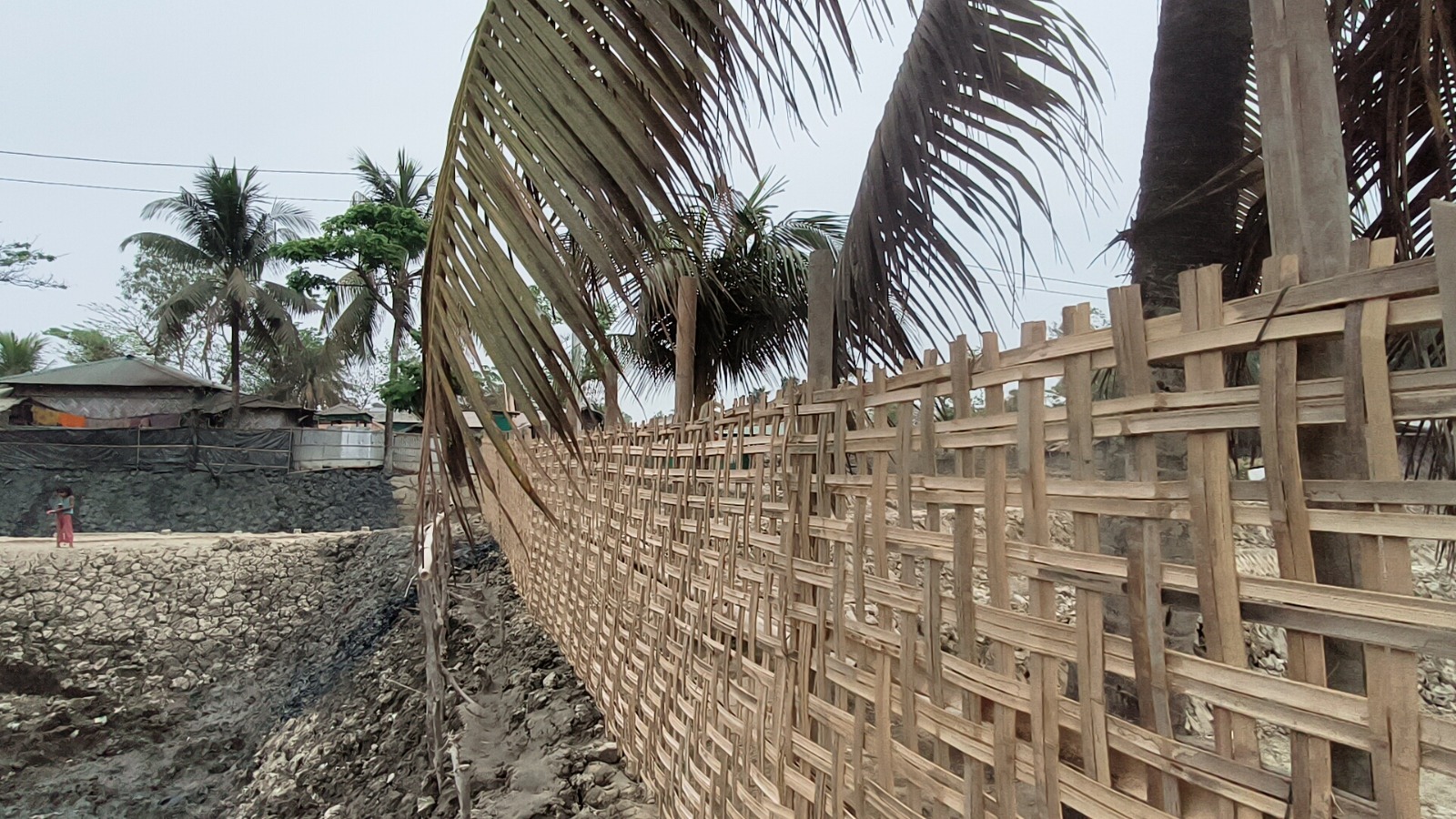 কুতুবদিয়ায় শতবর্ষী চলাচলের রাস্তা প্রভাবশালীর দখলে, লোকজনের ভোগান্তি : আইনানুগ ব্যবস্থা গ্রহণের উদ্যোগ প্রশাসনের