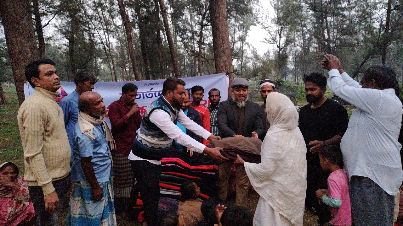 কক্সবাজার শ্রমিক কল্যাণ ফেডারেশনের উদ্যোগে পথশিশু ও হতদরিদ্রদের মাঝে কম্বল বিতরণ