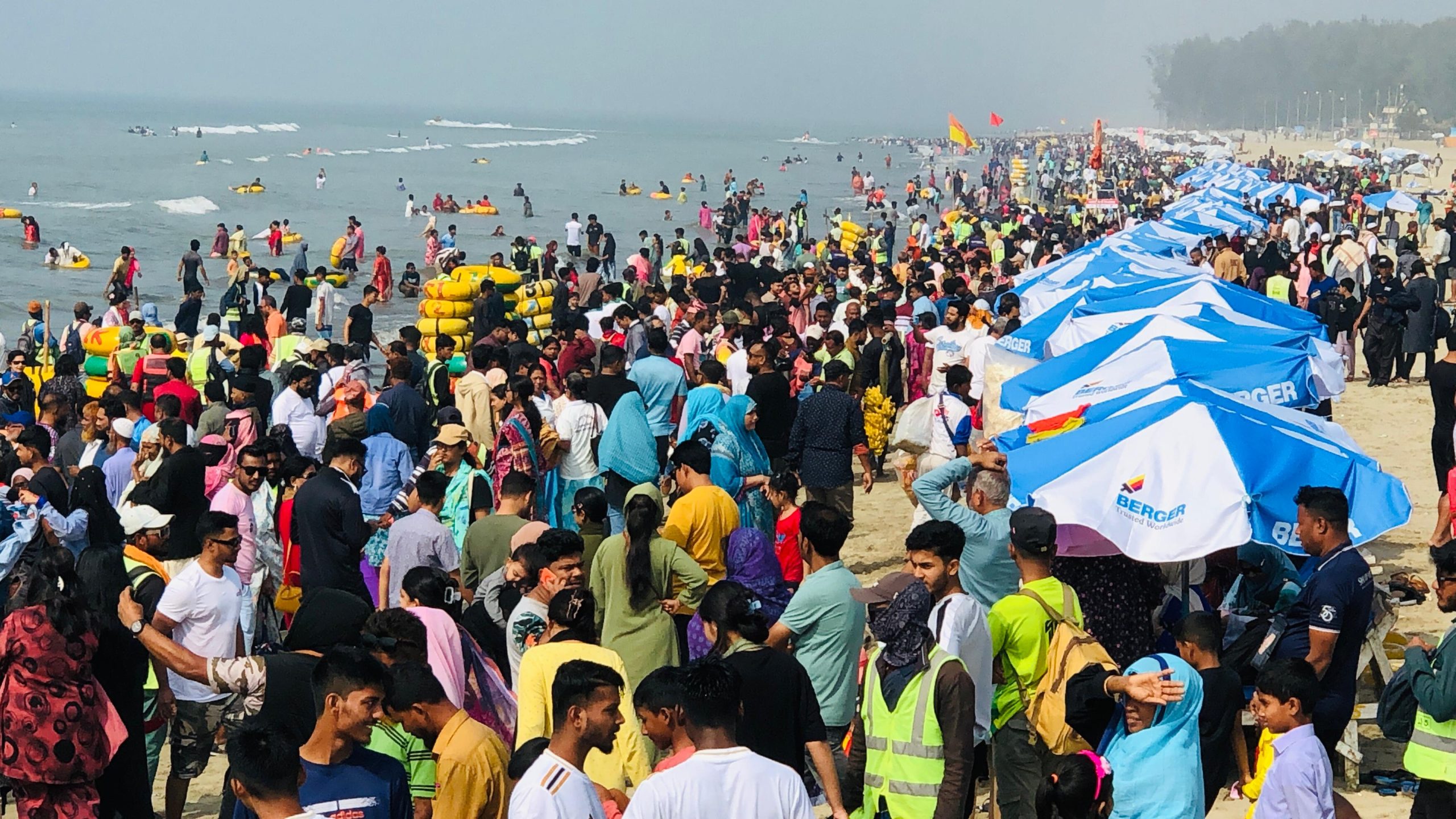 কক্সবাজারে পর্যটকদের ঢল, উৎসবের আমেজ