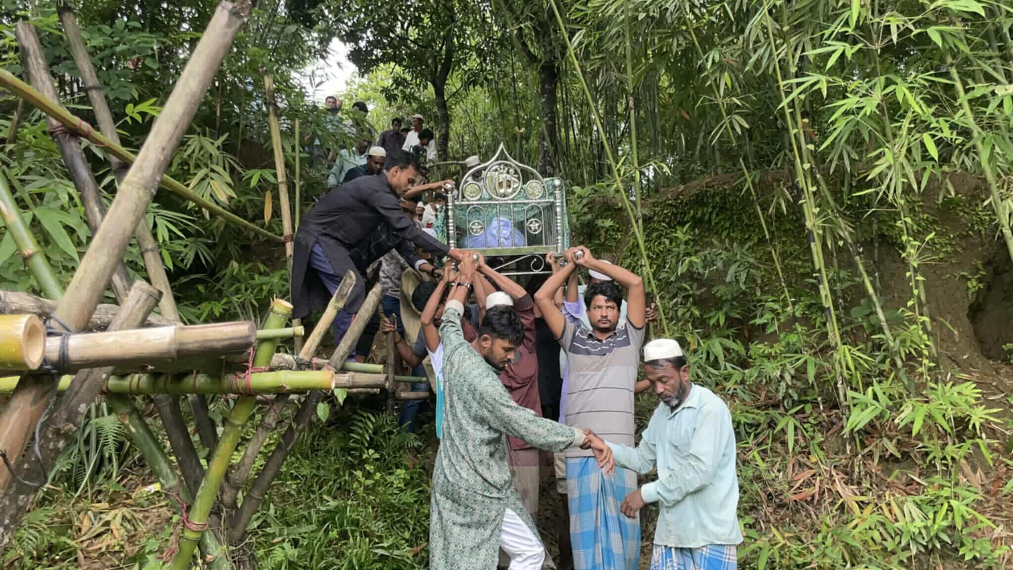উখিয়ার খেওয়াছড়িতে ব্রিজ না থাকায় কোমর পানিতে লাশ বহন